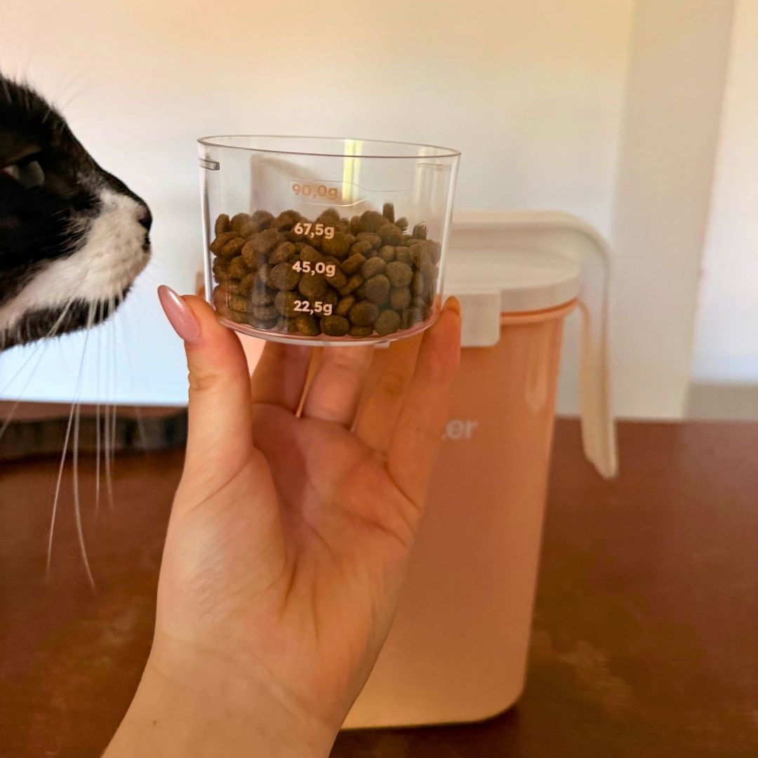 Katzenfutterbehälter mit Messbecher